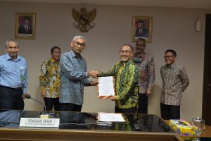 Direktur Jenderal Kekayaan Negara, Bpk Rionald Silaban memberikan Kontrak Kinerja kepada Direktur Utama PT Karabha DIgdaya, Bpk Arif Wiryawan