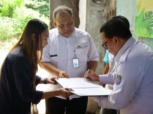 Proses penandatangan serahterima alat pengolahan sampah dari PT Karabha Digdaya kepada PLT Camat Tapos