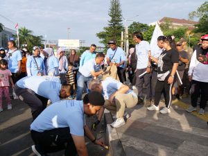 Aksi nyata Walikota Depok bersama Direksi dan manajemen PT Karabha DIgdaya dalam membersihkan sampah di area CFD